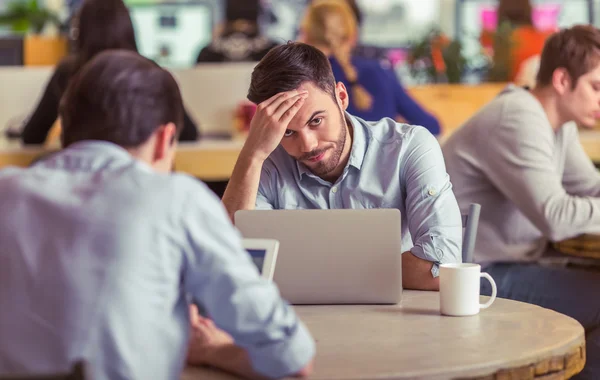 Jóvenes autónomos trabajando — Foto de Stock