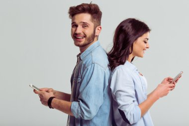 Becerikli alet ile genç Çift