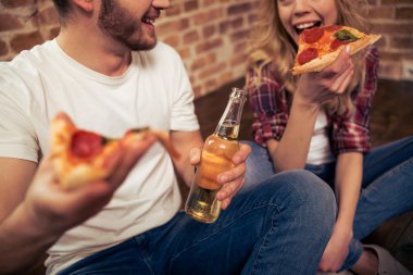 Genç insanlar istirahat