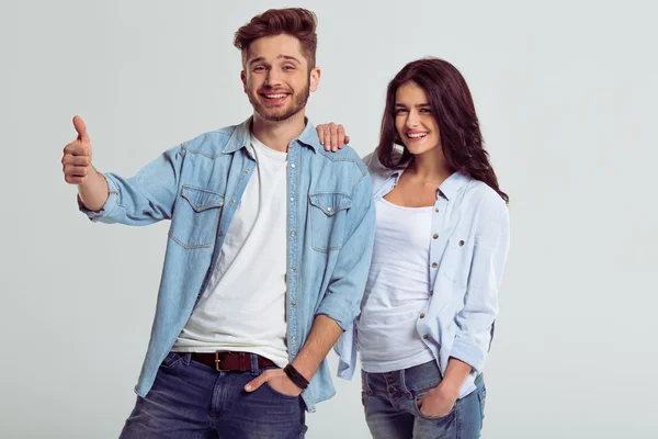 Belo jovem casal em jeans — Fotografia de Stock