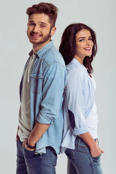 Hermosa pareja joven en jeans —  Fotos de Stock