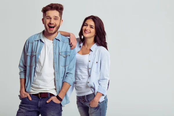 Belo jovem casal em jeans — Fotografia de Stock