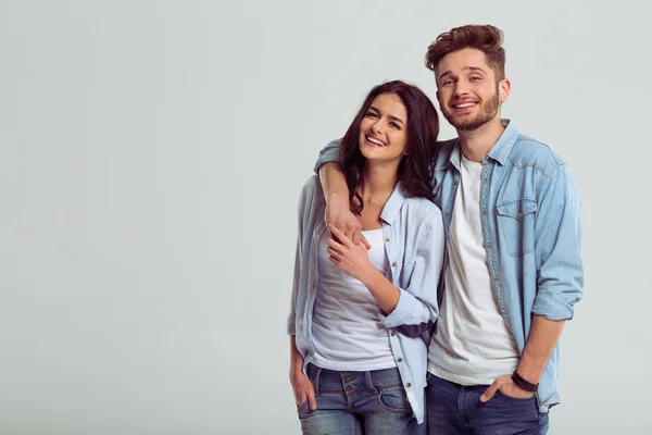 Hermosa pareja joven en jeans —  Fotos de Stock