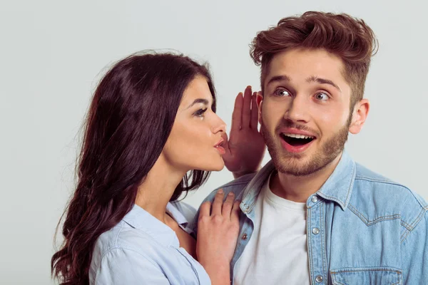 Belo jovem casal em jeans — Fotografia de Stock