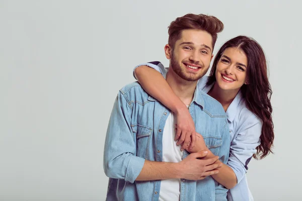 Belo jovem casal em jeans — Fotografia de Stock