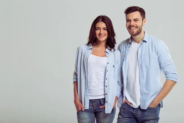 Hermosa pareja en jeans —  Fotos de Stock