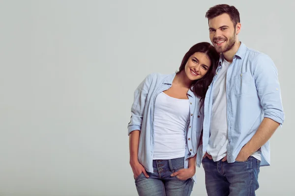 Vackra par i jeans — Stockfoto