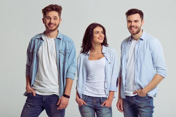 Jóvenes en jeans — Foto de Stock