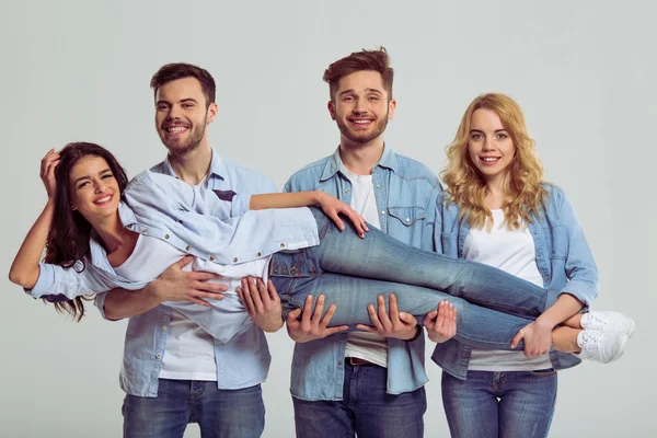 Junge Leute in Jeans — Stockfoto