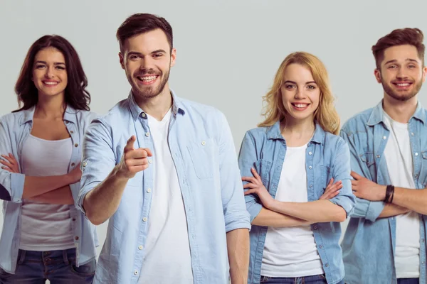 Junge Leute in Jeans — Stockfoto