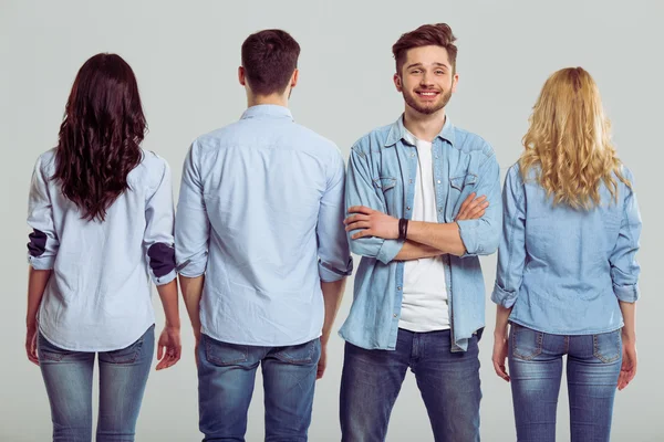 Jóvenes en jeans — Foto de Stock