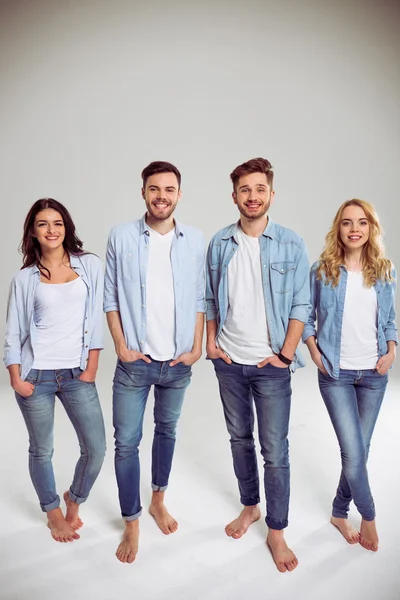 Ungdomar i jeans — Stockfoto