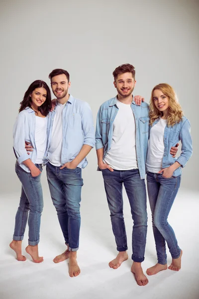 Jóvenes en jeans — Foto de Stock