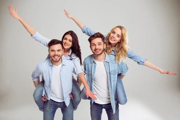 Jóvenes en jeans — Foto de Stock