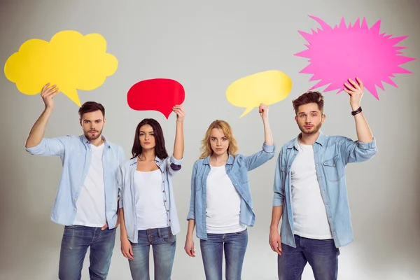 Young people with speech bubbles — Stock Photo, Image