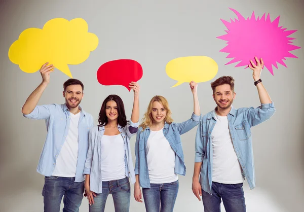 Jóvenes con burbujas del habla — Foto de Stock