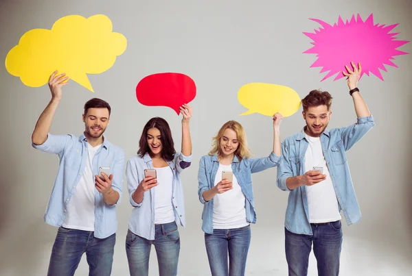 Young people with speech bubbles — Stock Photo, Image