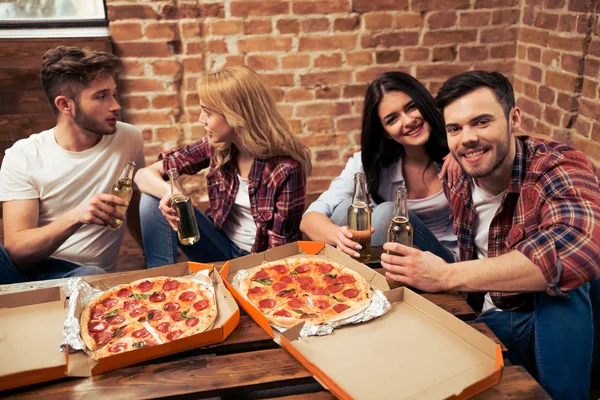 Junge Leute ruhen sich aus — Stockfoto