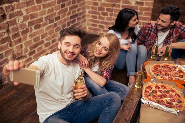 Jovens descansando — Fotografia de Stock