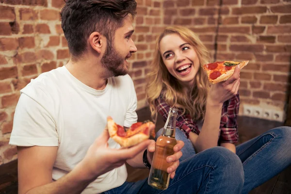 Junge Leute ruhen sich aus — Stockfoto