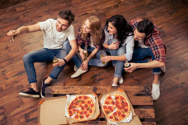 Junge Leute ruhen sich aus — Stockfoto