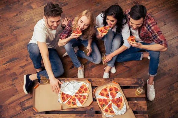 Junge Leute ruhen sich aus — Stockfoto