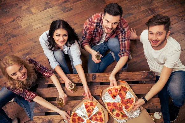 Junge Leute ruhen sich aus — Stockfoto