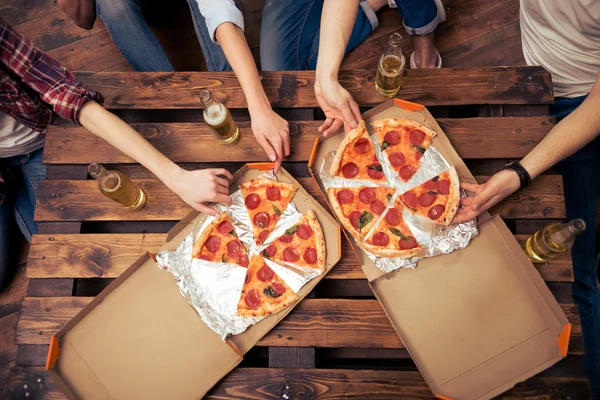 Junge Leute ruhen sich aus — Stockfoto