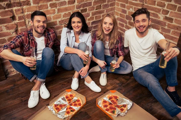 Junge Leute ruhen sich aus — Stockfoto