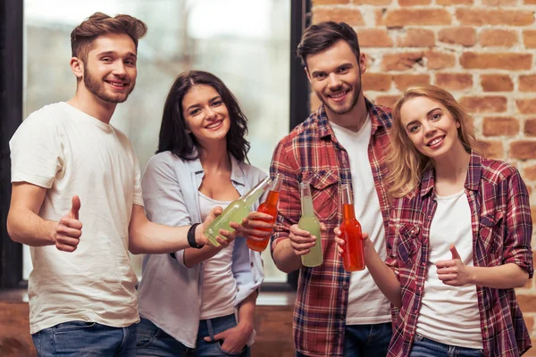 Junge Leute ruhen sich aus — Stockfoto