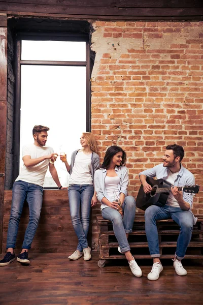 Jovem empresa tocando guitarra — Fotografia de Stock