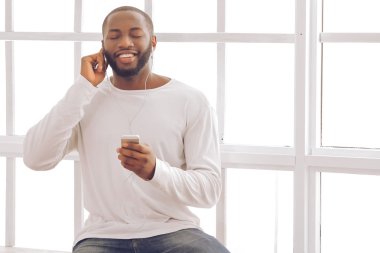 Afro Amerikan adam evde