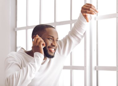 Afro Amerikan adam evde