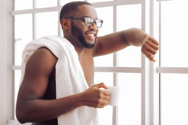 Afro Amerikan adam evde