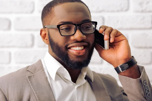 Afroamerikanischer Geschäftsmann mit Gadget — Stockfoto