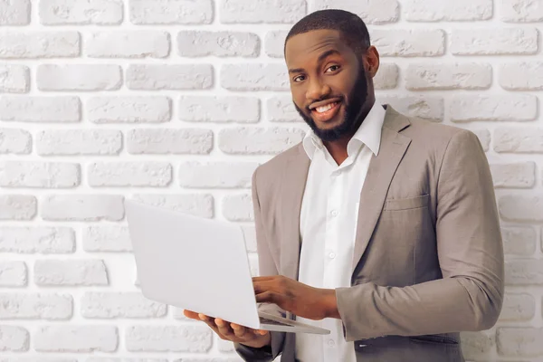 Afro American biznesmen z gadżet — Zdjęcie stockowe