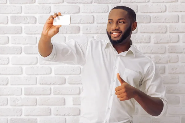 Empresário afro-americano com gadget — Fotografia de Stock