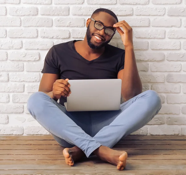 Afroamerikanischer Mann mit Gadget — Stockfoto