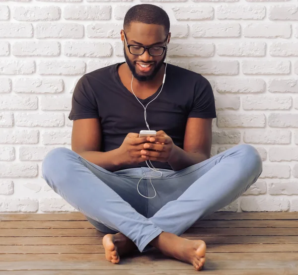 Uomo afro americano con gadget — Foto Stock