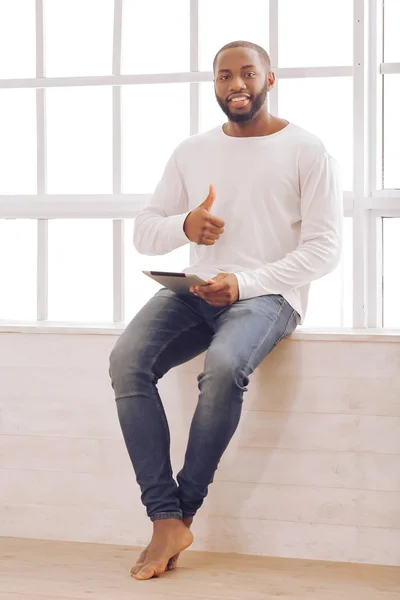 Hombre afroamericano en casa — Foto de Stock