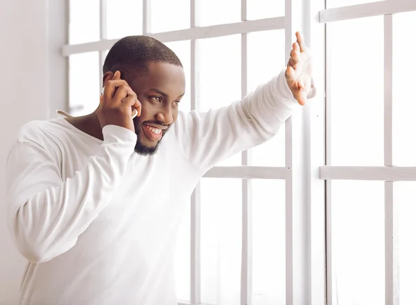 Hombre afroamericano en casa — Foto de Stock