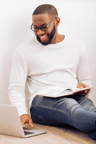 Afro-Amerikaanse man thuis — Stockfoto