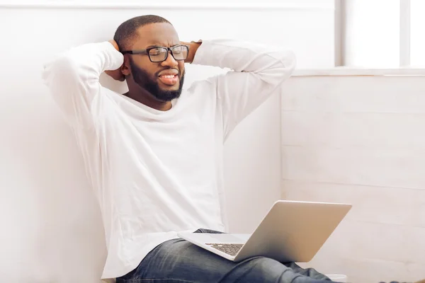 Afro uomo americano a casa — Foto Stock