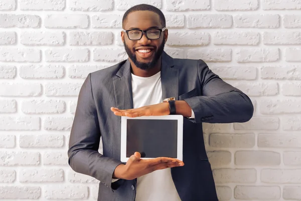 Afroamerikanischer Geschäftsmann mit Gadget — Stockfoto