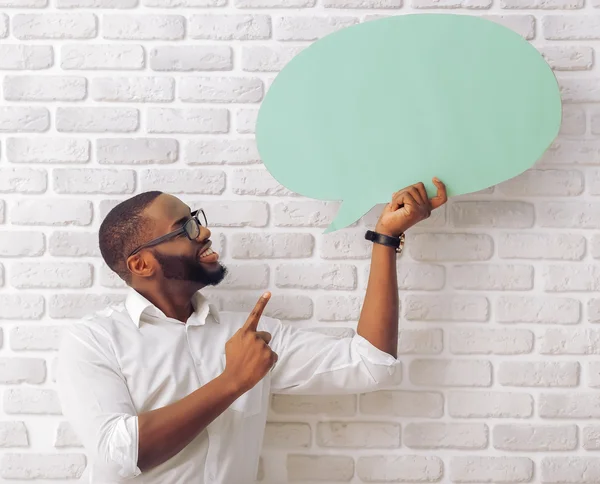 Hombre afroamericano con burbuja del habla — Foto de Stock