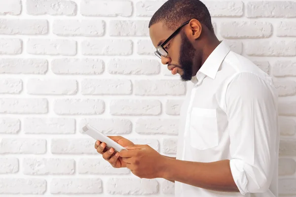 Empresário afro-americano com gadget — Fotografia de Stock