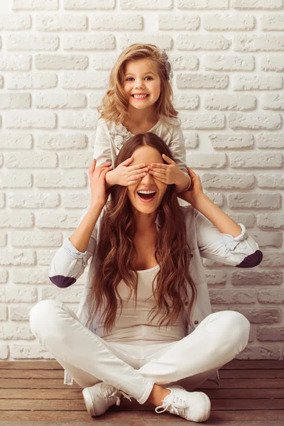 Hermosa madre e hija — Foto de Stock