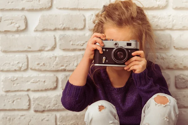 Menina com câmera — Fotografia de Stock