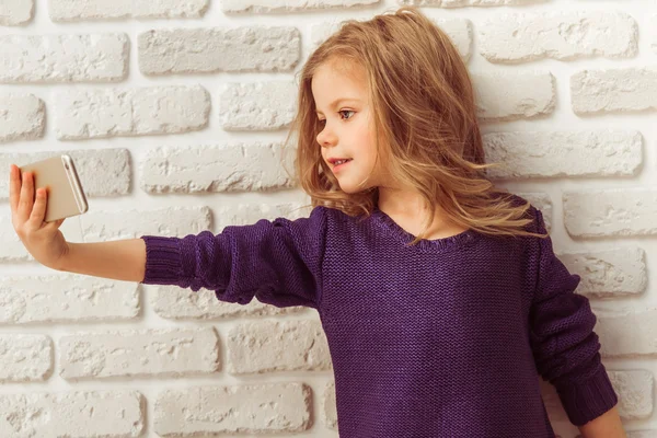 Bambina con gadget — Foto Stock