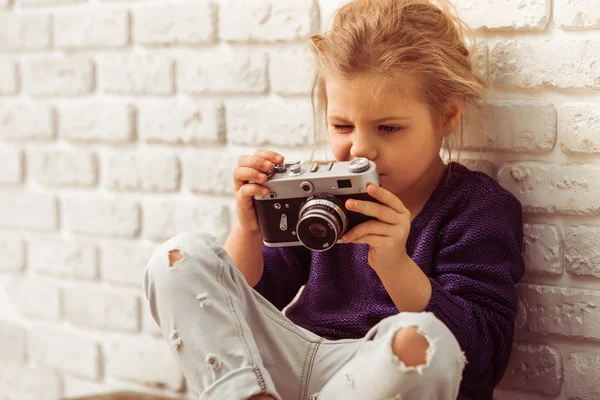 Menina com câmera — Fotografia de Stock